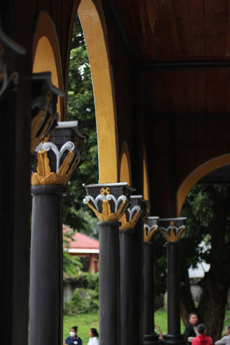 Nhà thờ gỗ Kon Tum, không gian cổ kính với kiến trúc đặc biệt 4