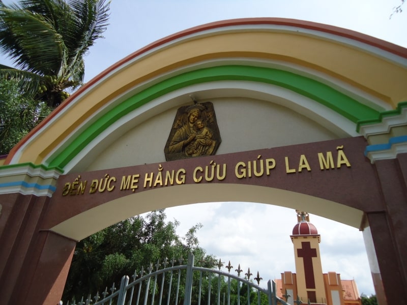 Nhà thờ La Mã Bến Tre, trung tâm hành hương nổi tiếng 3