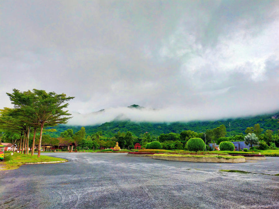 Núi Cấm mang vẻ đẹp hiền hòa ngay cả trong ngày mưa bão 4