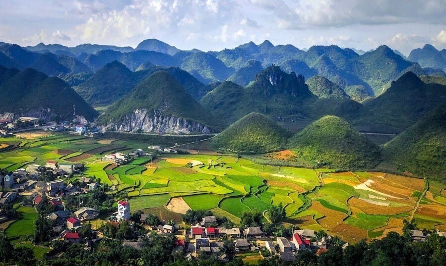 Thoáng đãng, tuyệt đẹp, hùng vĩ - ảnh núi đôi Quản Bạ sẽ khiến bạn say đắm vào phong cảnh thiên nhiên tuyệt đẹp của vùng cao nguyên Hà Giang.