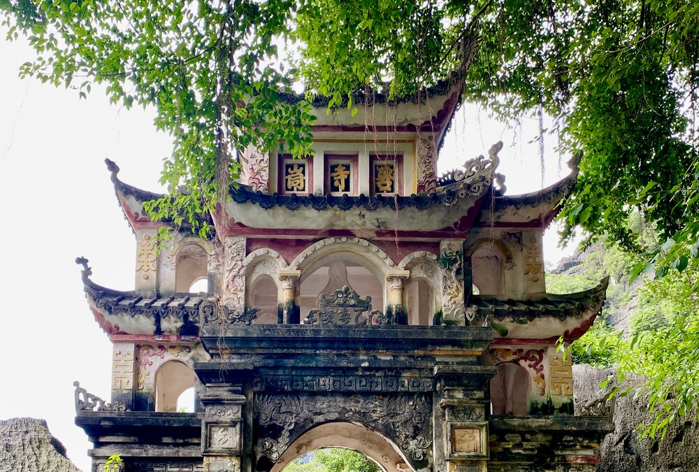 Oai linh chùa bích động ngôi chùa cổ cheo leo trên dãy trường yên