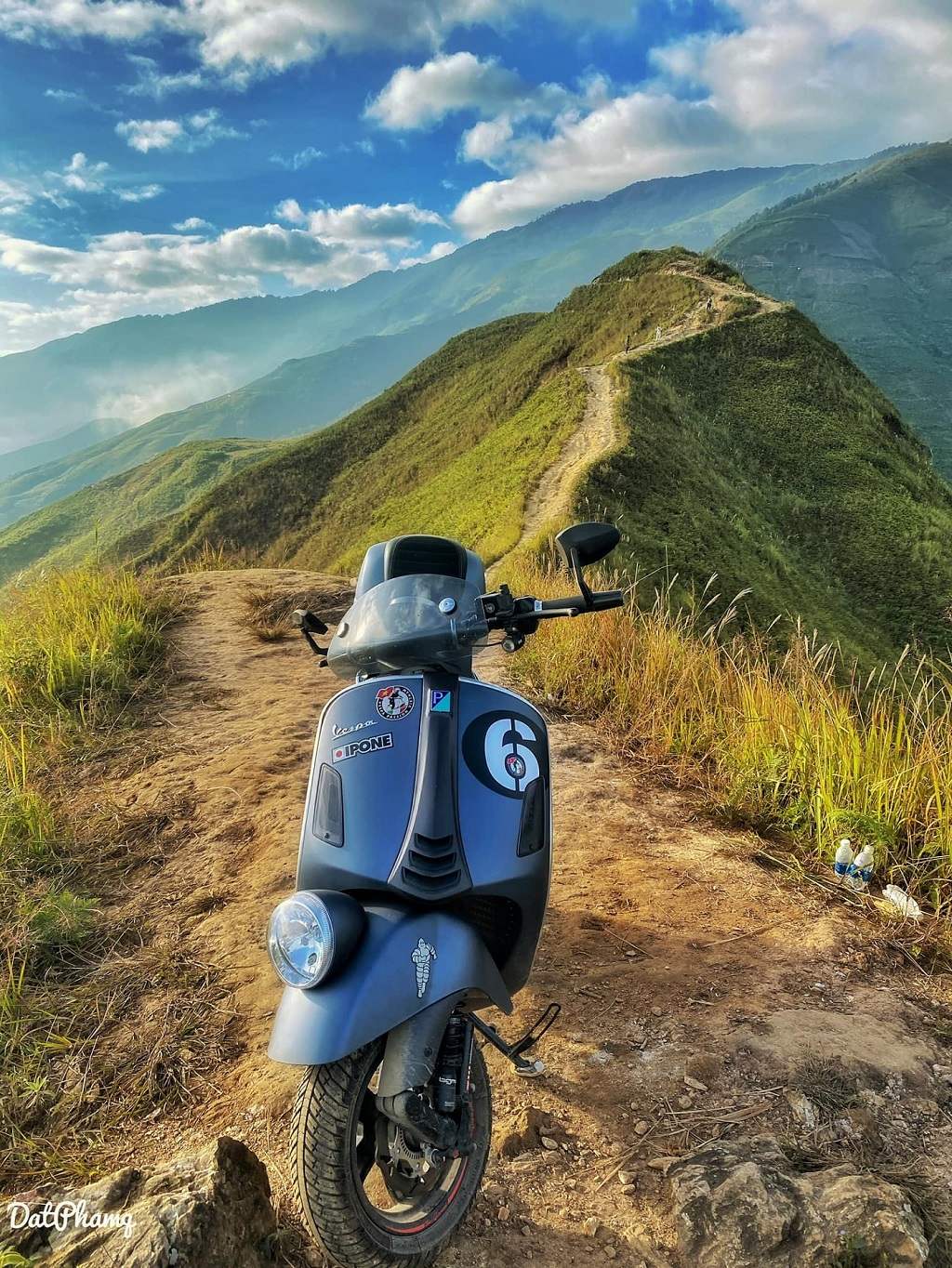 Review chinh phục sống lưng khủng long Tà Xùa cùng chiếc Vespa GTV 2