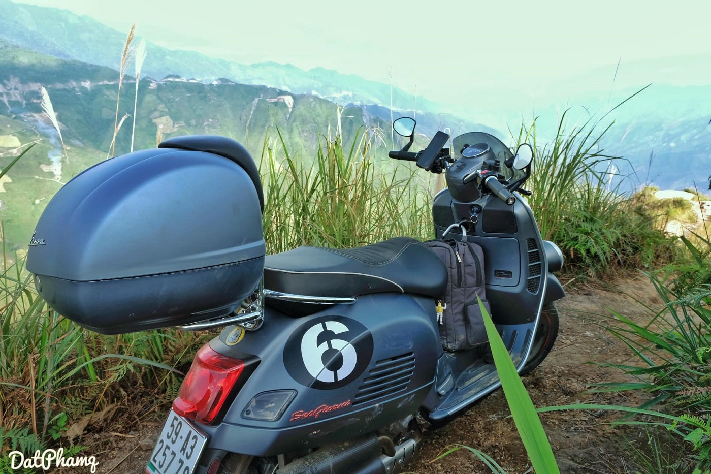 Review chinh phục sống lưng khủng long Tà Xùa cùng chiếc Vespa GTV 13