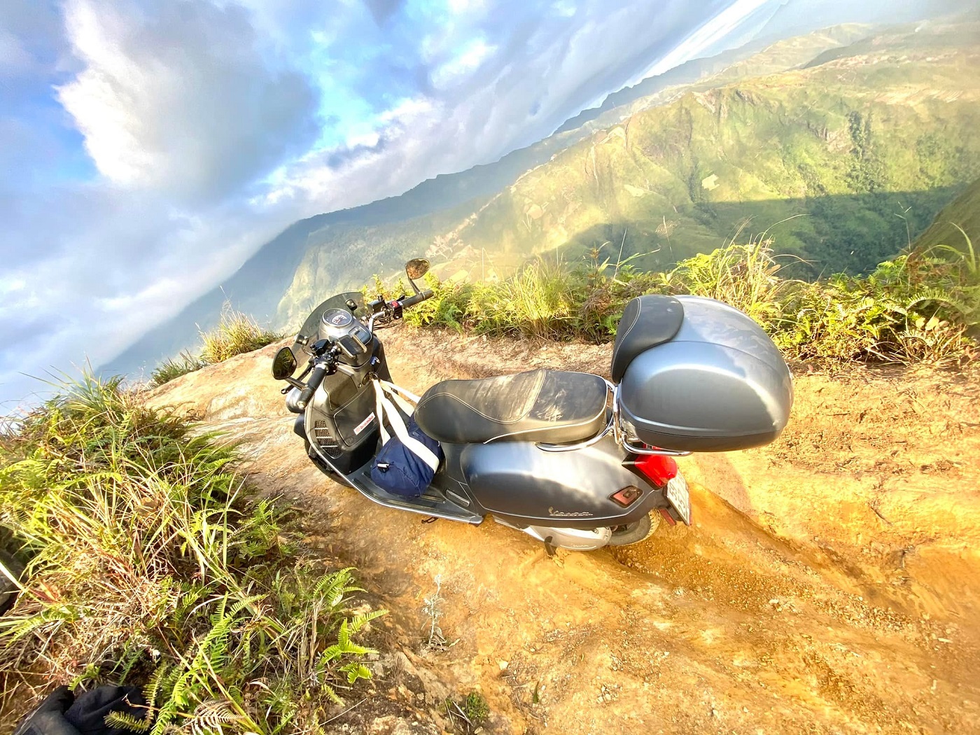 Review chinh phục sống lưng khủng long Tà Xùa cùng chiếc Vespa GTV 16