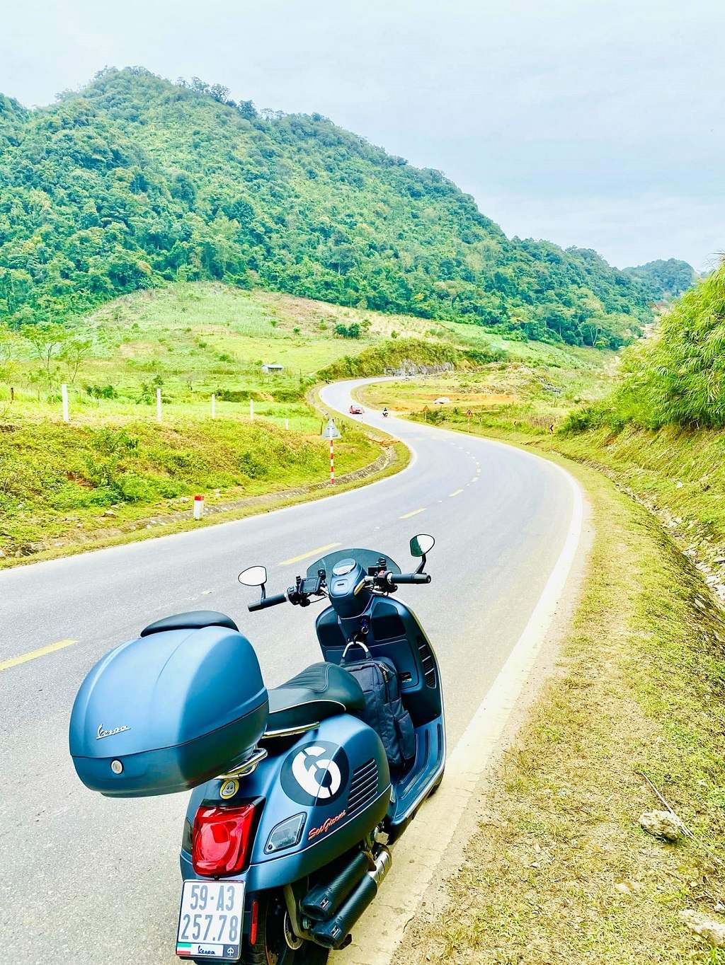 Review chinh phục sống lưng khủng long Tà Xùa cùng chiếc Vespa GTV 3