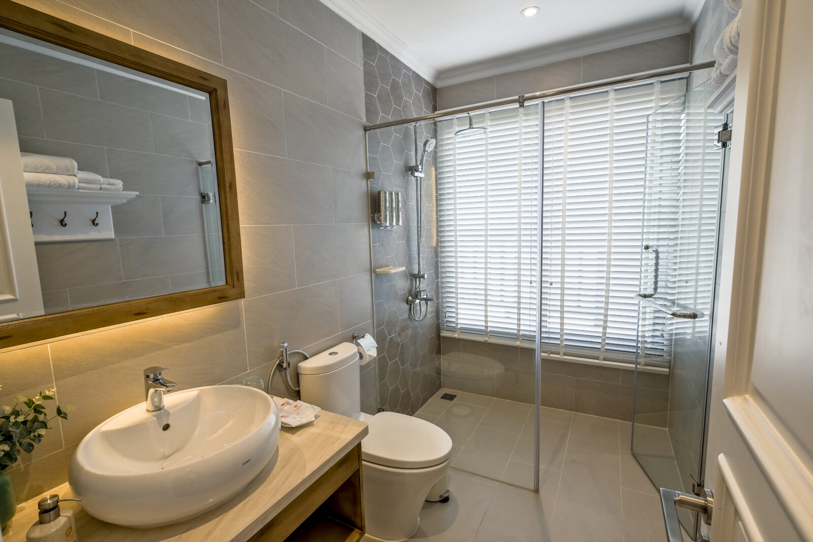 Simple and elegant bathroom