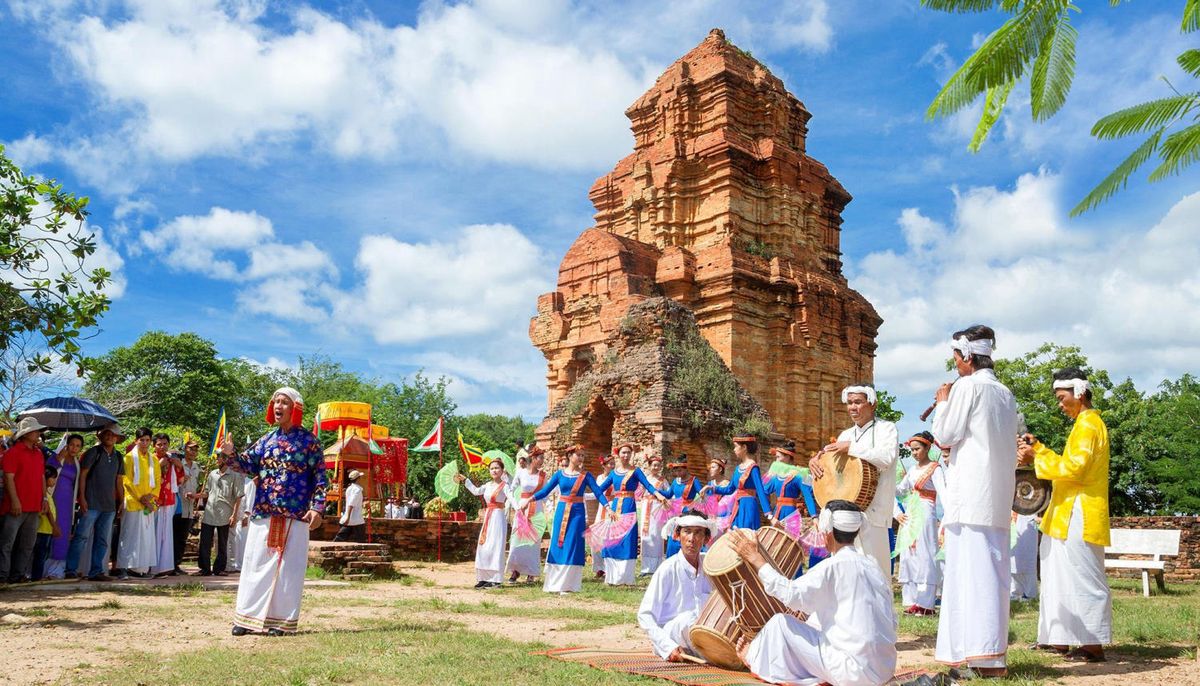 Tháp Nhạn Phú Yên là địa điểm tổ chức nhiều lễ hội và chương trình nghệ thuật hấp dẫn