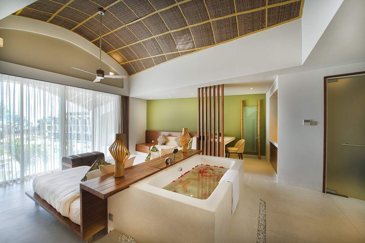 The bathtub is located in the center of the room. You can relax in the bath while looking at the poetic sea and sky scenery.