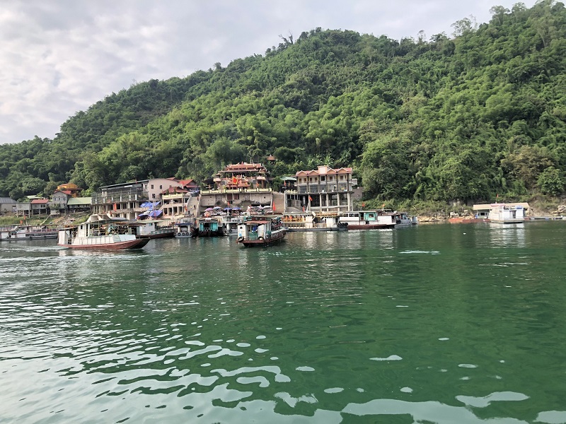 Tắm hồ Thung Nai Hòa Bình, thăm bản làng đậm văn hóa dân tộc 9