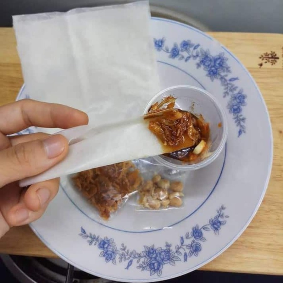 Thưởng thức bánh tráng me Tây Ninh, món đặc sản dân dã 5