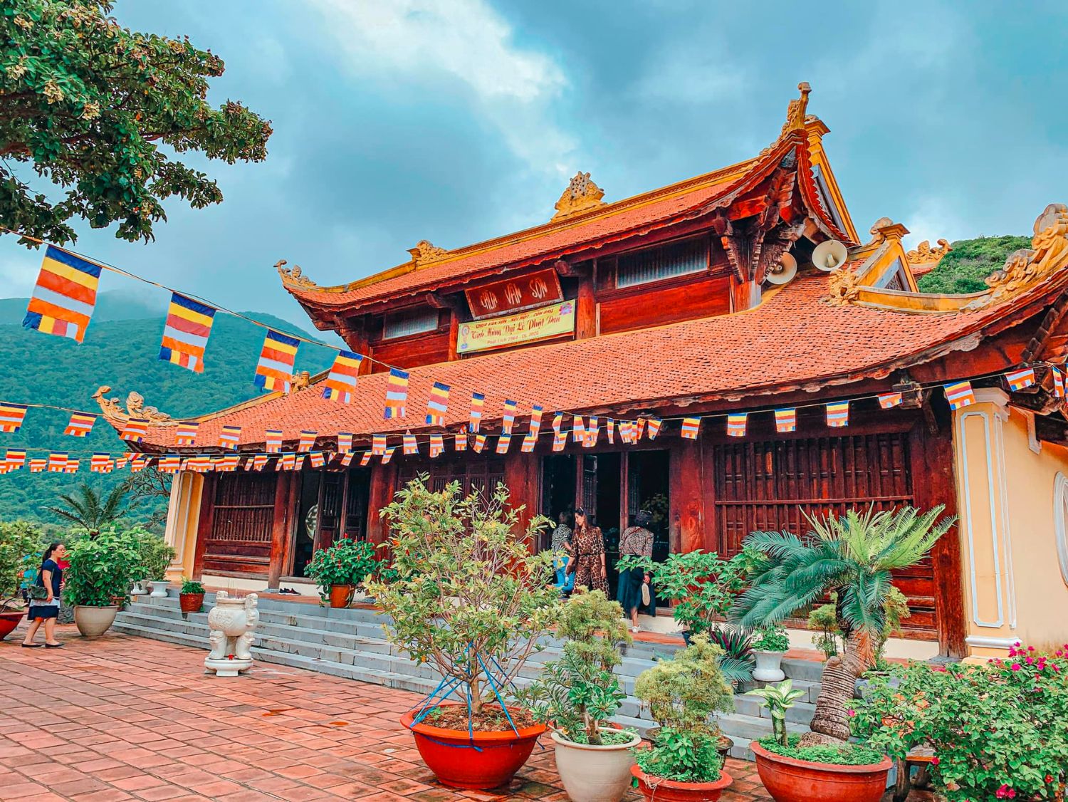 Viếng thăm vân sơn tự chùa núi một côn đảo ngôi chùa đẹp nhất việt nam