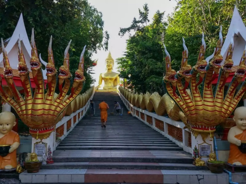 Wat Phra Yai, chùa Phật Lớn uy nghiêm trên ngọn đồi ở Thái Lan 4