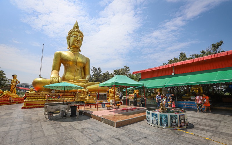 Wat Phra Yai, chùa Phật Lớn uy nghiêm trên ngọn đồi ở Thái Lan 6