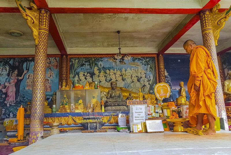 Wat Phra Yai, chùa Phật Lớn uy nghiêm trên ngọn đồi ở Thái Lan 7