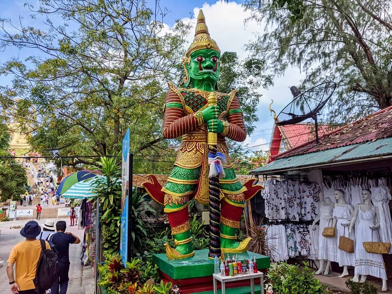 Wat Phra Yai, chùa Phật Lớn uy nghiêm trên ngọn đồi ở Thái Lan 3