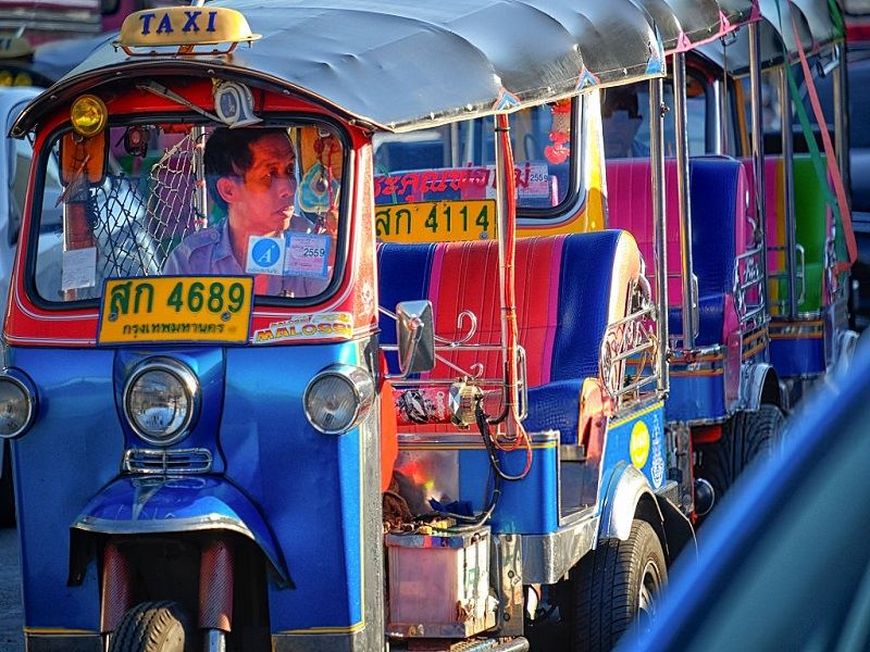 Những chuyến xe Tuktuk tô màu rực rỡ đường phố Thái Lan 5