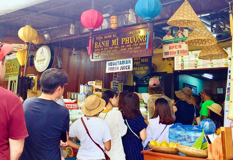 Xếp hàng mua bánh mì Phượng nổi tiếng ở phố cổ Hội An