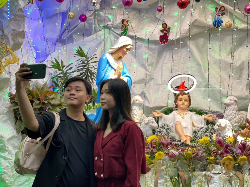 Xóm đạo Quận 8 nhộn nhịp và lung linh dưới ánh đèn Giáng Sinh 8