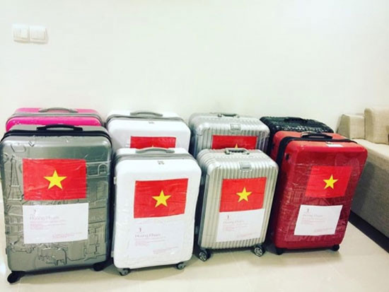 Phạm Hương đã mặc những gì trong 8 vali tại Miss Universe?