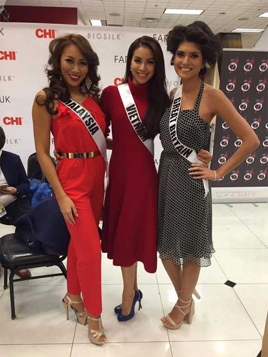 Phạm Hương đã mặc những gì trong 8 vali tại Miss Universe?
