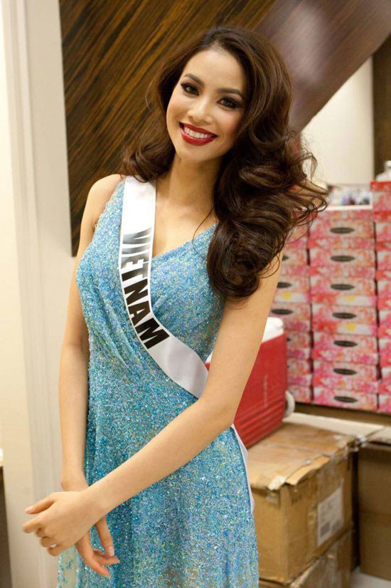 Phạm Hương đã mặc những gì trong 8 vali tại Miss Universe?
