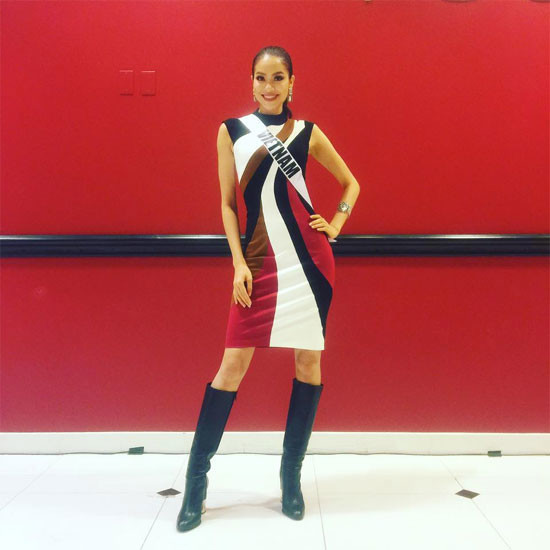Phạm Hương đã mặc những gì trong 8 vali tại Miss Universe?