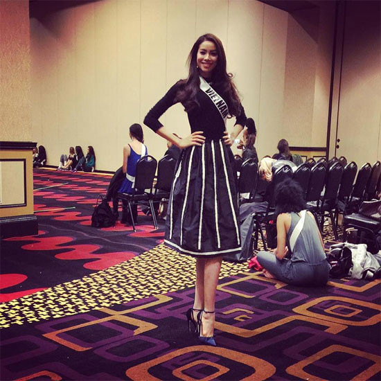 Phạm Hương đã mặc những gì trong 8 vali tại Miss Universe?
