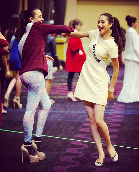 Phạm Hương đã mặc những gì trong 8 vali tại Miss Universe?