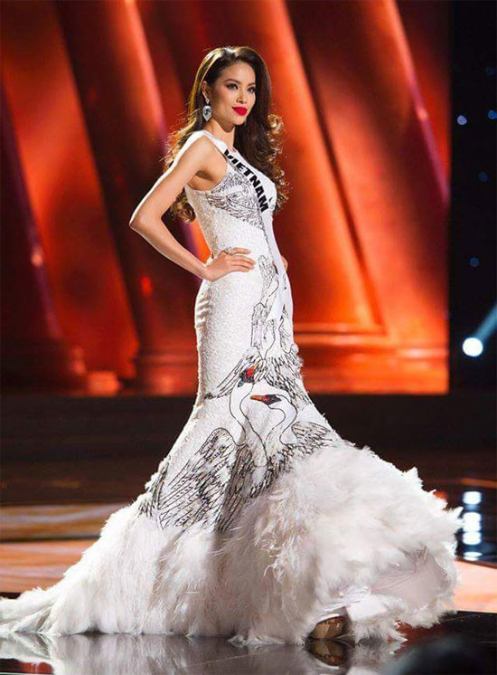 Phạm Hương đã mặc những gì trong 8 vali tại Miss Universe?