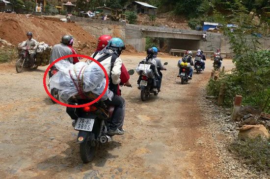 Cách buộc đồ an toàn khi đi phượt bằng xe máy