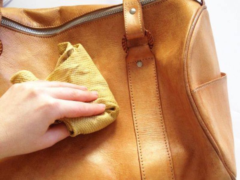 3 cách xử lý túi da bị lem màu từ quần áo đơn giản và hiệu quả ngay tại nhà 2
