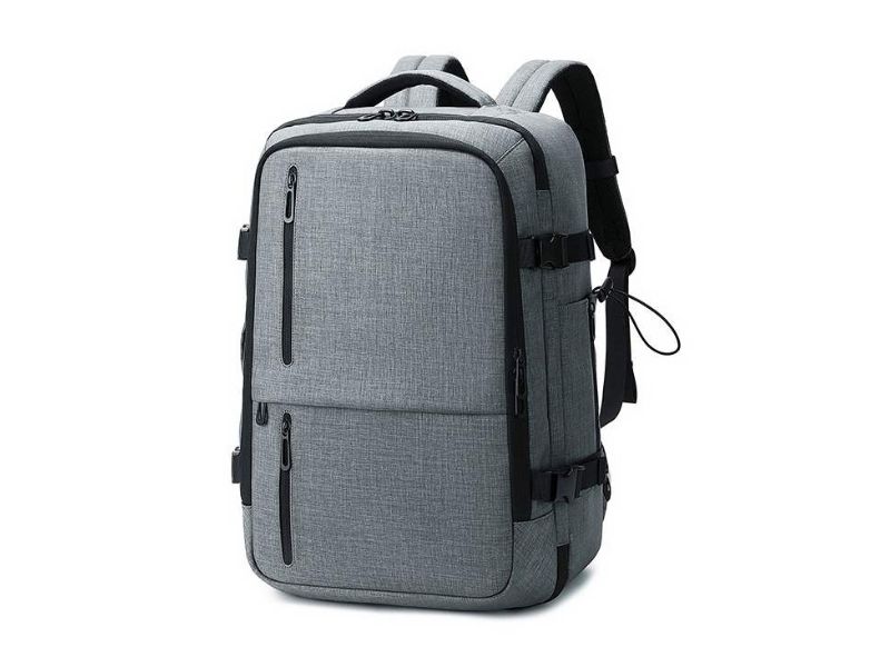 Các mẫu balo unisex cả nam lẫn nữ đều có thể sử dụng trong những chuyến đi 5