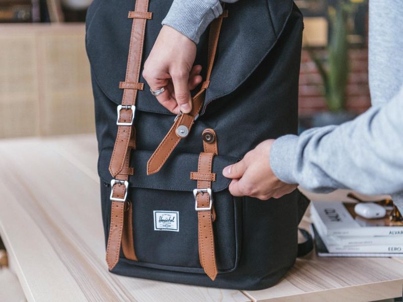 Các mẫu balo unisex cả nam lẫn nữ đều có thể sử dụng trong những chuyến đi 6