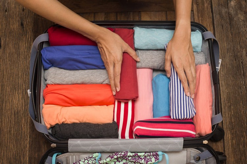 Mách bạn cách gấp áo len vào vali tiết kiệm diện tích nhất 6