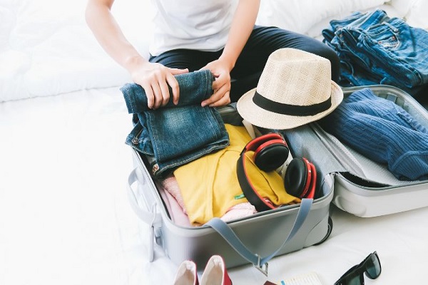 5 mẹo xếp quần áo vào vali không nhăn cực dễ khi đi du lịch 2