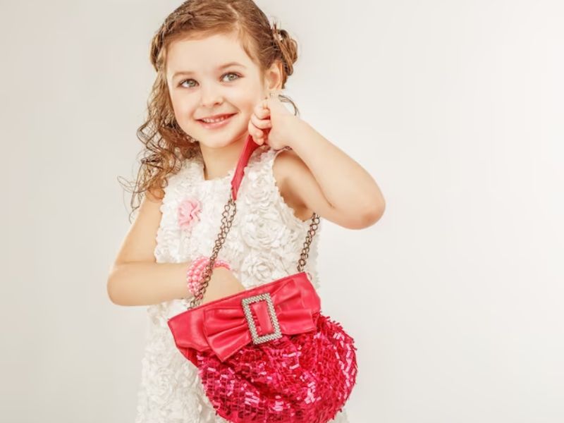 Túi xách tay trẻ em đẹp 2023 từ các thương hiệu quốc tế