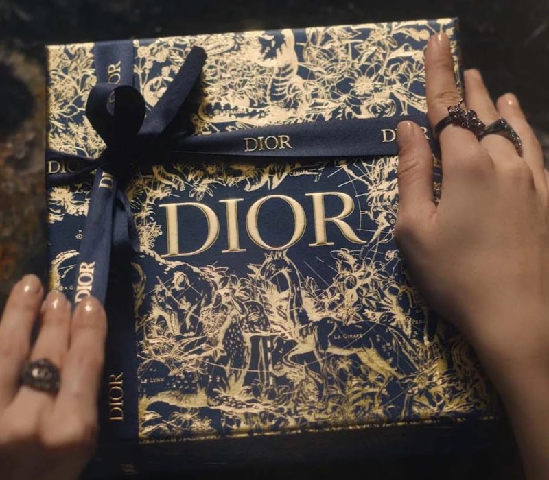 Sau áo thun thông điệp nữ quyền Dior lại lăng xê hình xăm slogan truyền  cảm hứng  ELLE
