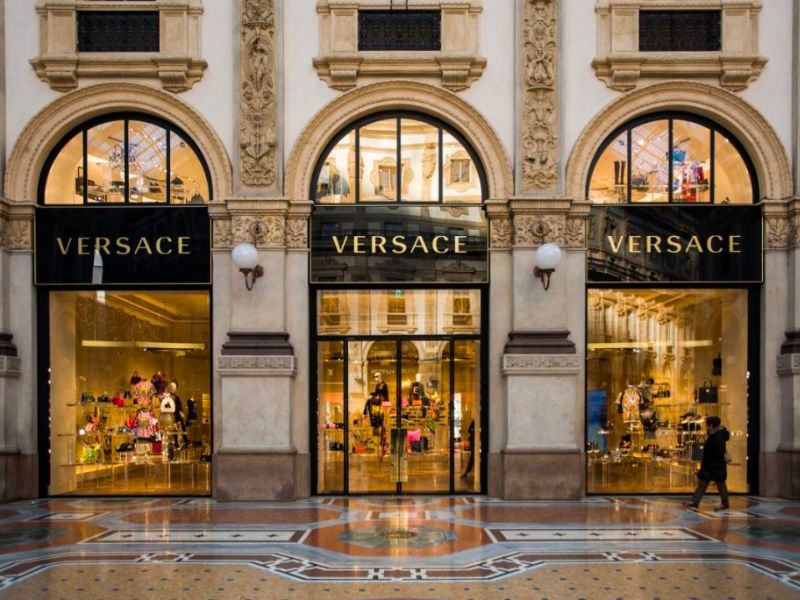 Top 8 mẫu balo Versace làm xiêu lòng giới mộ điệu với vẻ đẹp đầy cuốn hút 2